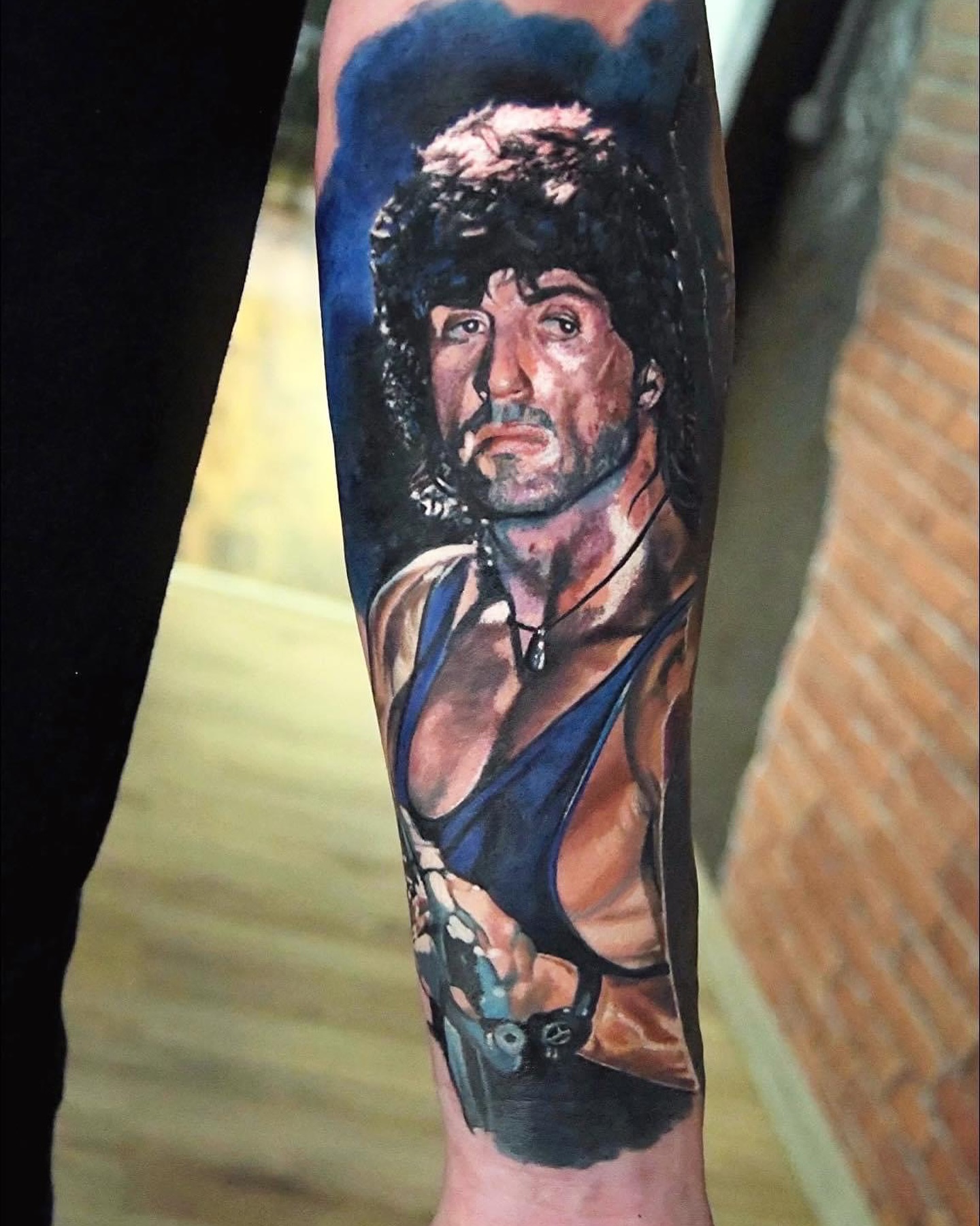 tätowierte Männerhand im Tattoostudio Aero&Inkeaters in Berlin