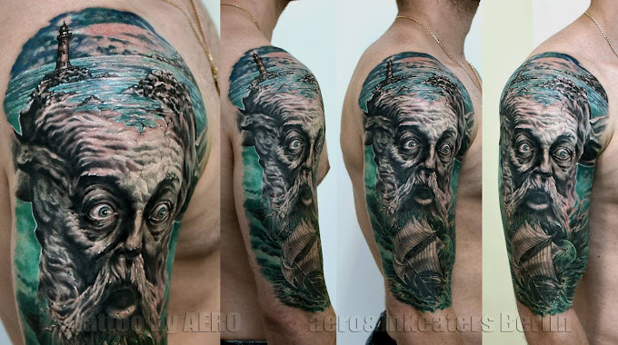 Mann mit tätowierter Hand – schwarz-blau-grünes Tattoo