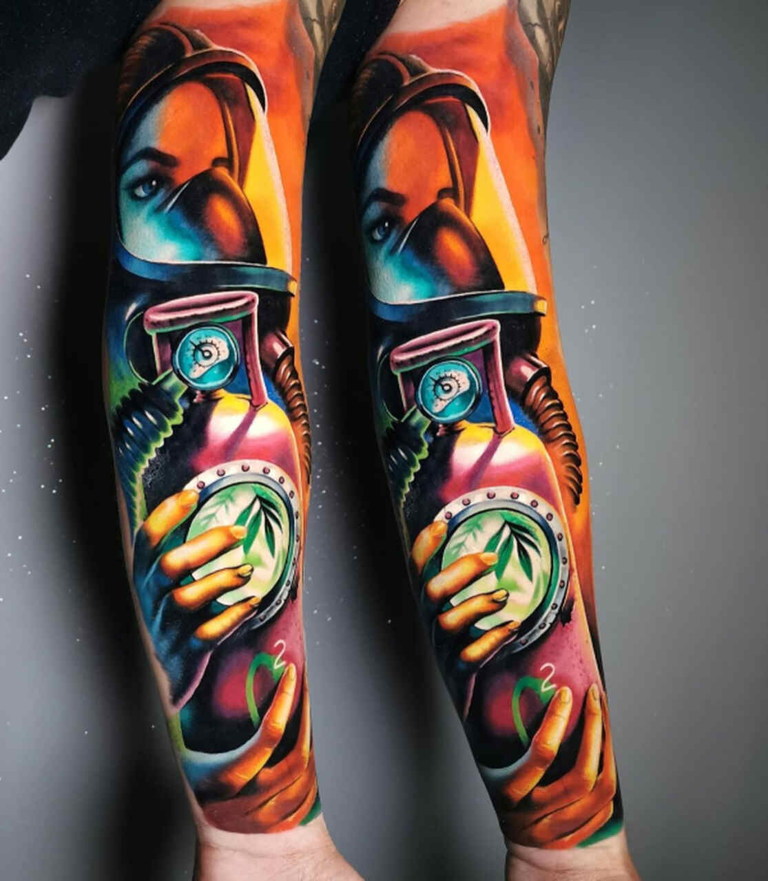 Hand mit einem Tattoo-Sleeve –wie finden man den richtigen Tatöwierer