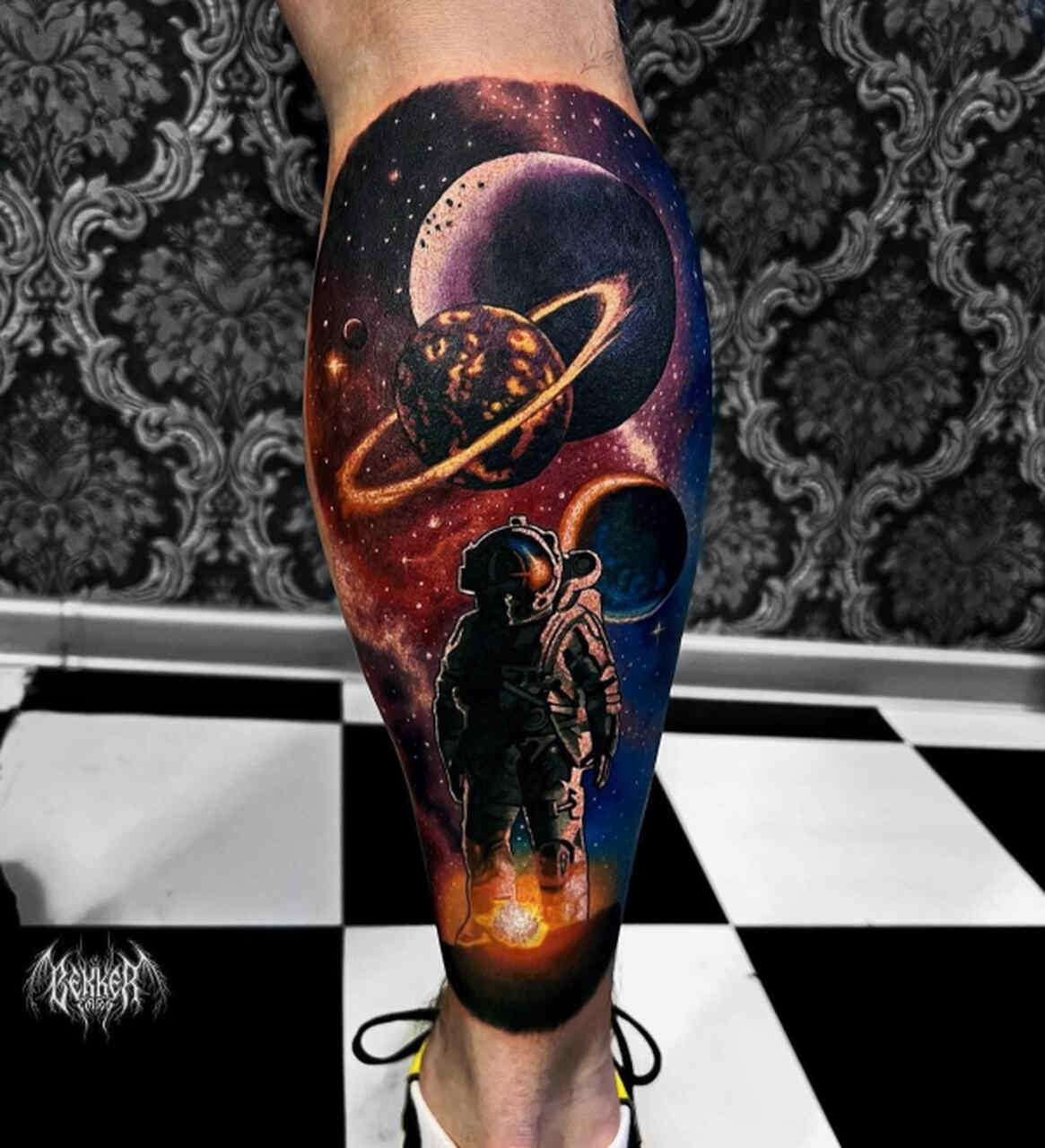 Buntes Tattoo auf dem Bein – Tattoo Pflege Fehler