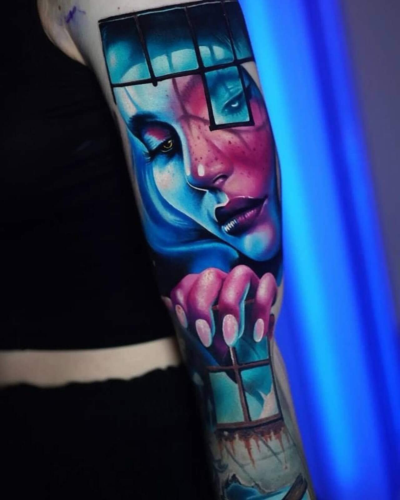 Farbtattoo mit lebendigen Blau- und Rosatönen, realistischen Details und einer futuristischen Komposition.