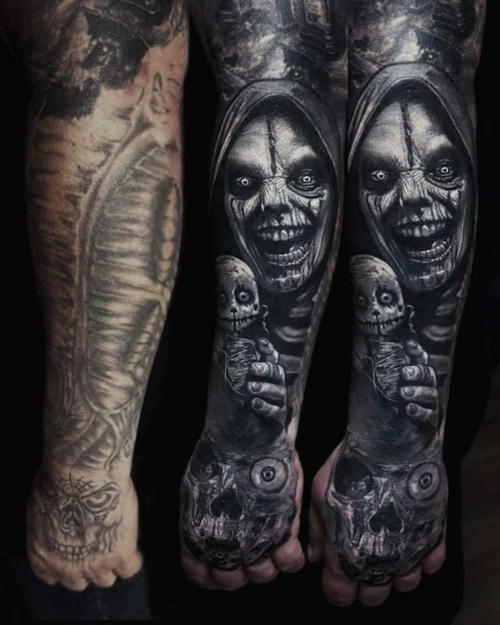 Tattoo vor und nach einem beeindruckenden Cover-Up in Berlin: Alte Designs wurden mit einem detailreichen, düsteren Motiv in Schwarz-Grau überarbeitet.
