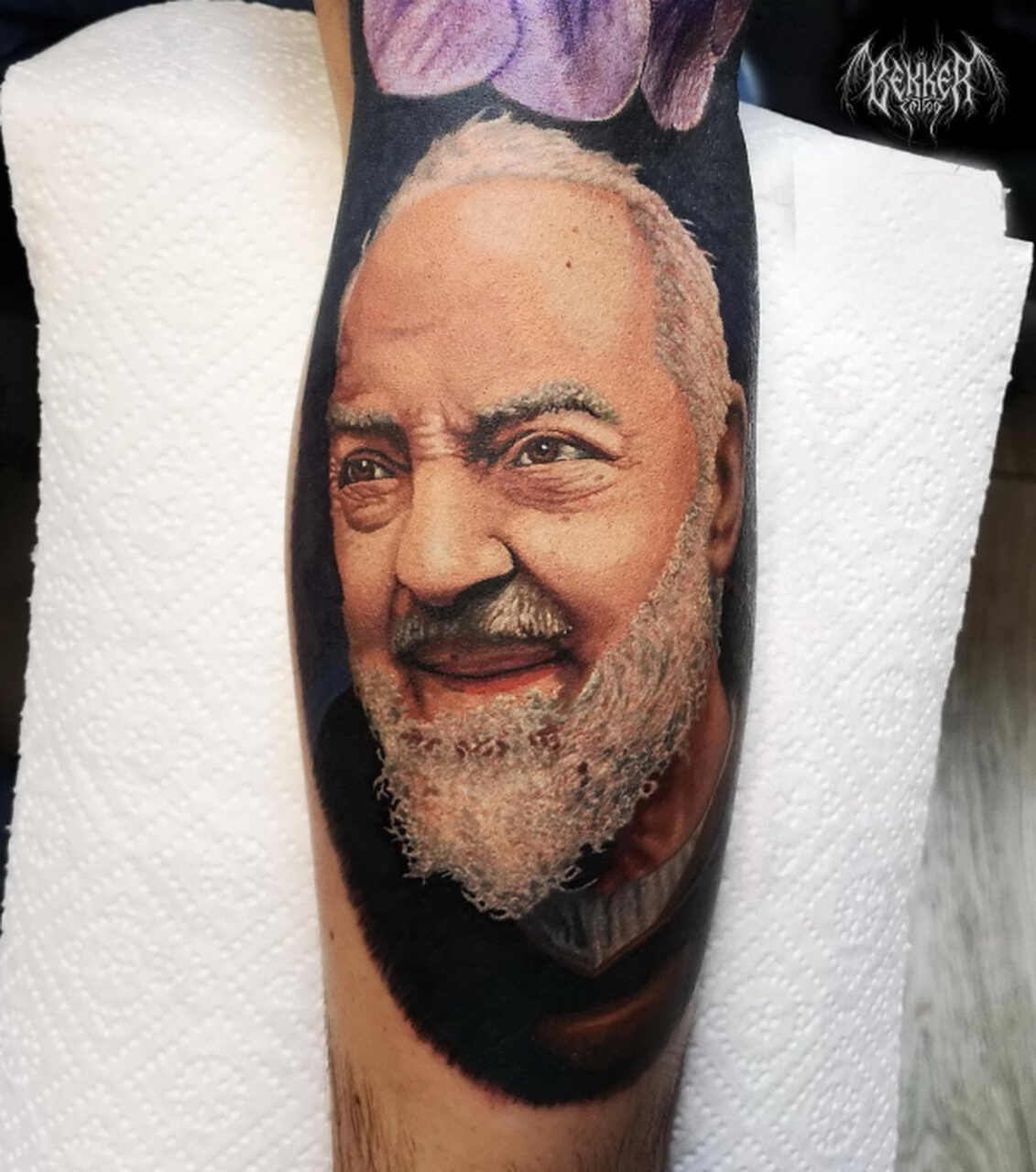 Realistisches Portrait-Tattoo eines älteren Mannes mit Bart.