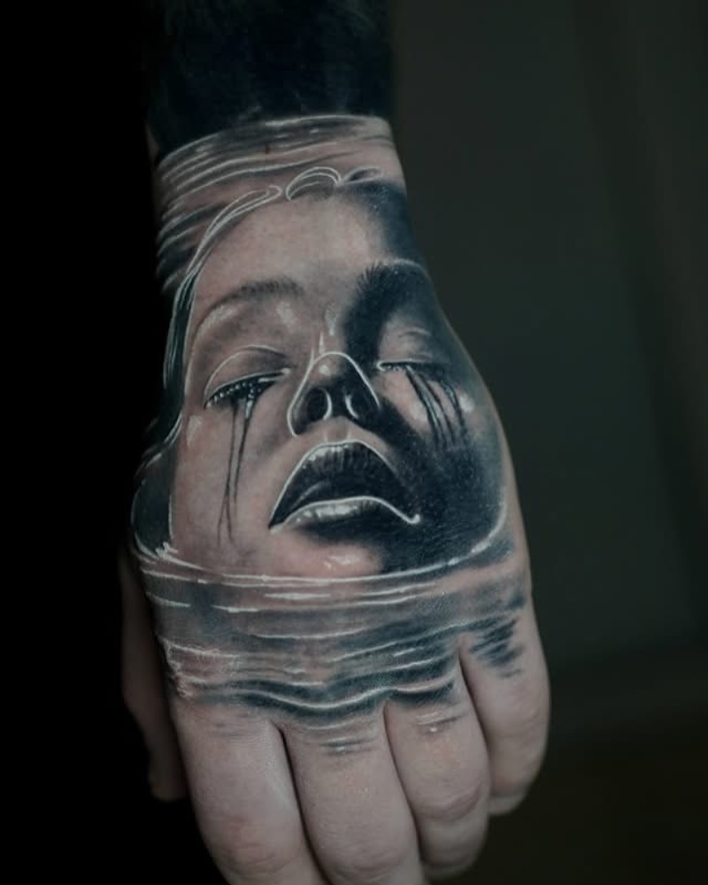 Tatöwierte Hand