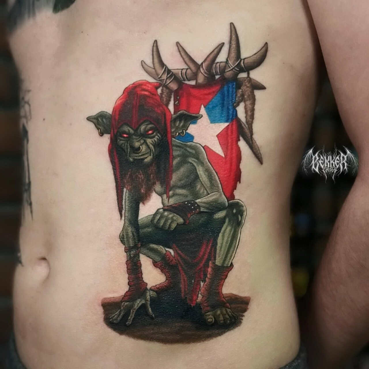 Buntes Tattoo auf dem Bauch