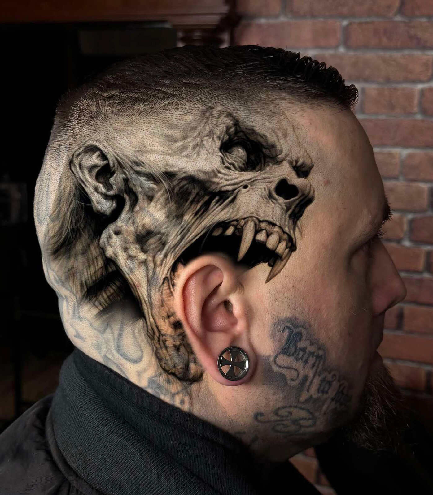 Realistisch gestochener Totenkopf