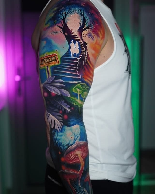 Eine tätowierte Hand mit vielen verschiedenen Tattoos.
