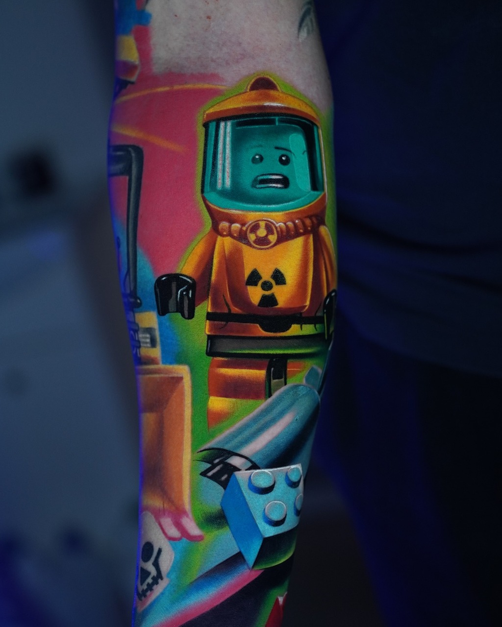 Tätowierte Hand mit buntem Design – professionelles farbiges Tattoo